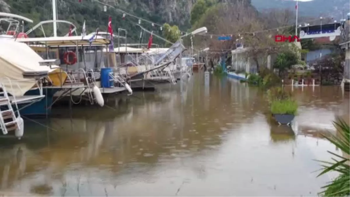 Ortaca\'da aşırı yağışta su kanalı 1,5 metre yükseldi, restoranları su bastı