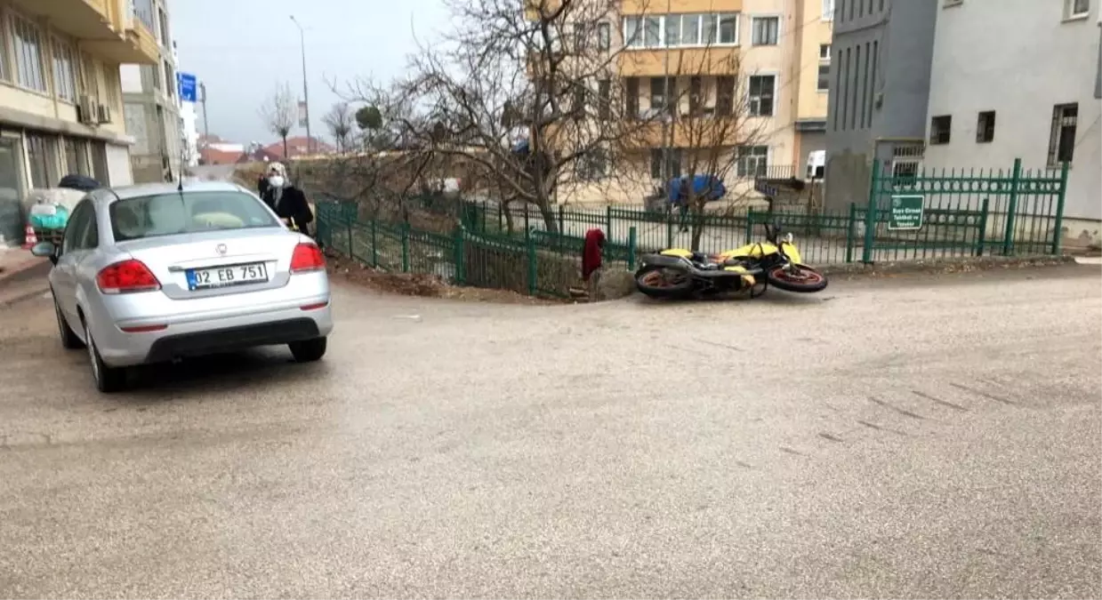 Otomobil ile motosiklet çarpıştı: 1 yaralı