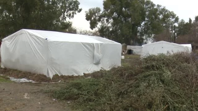 Sağanakta çadırları zarar gören tarım işçilerine yardım