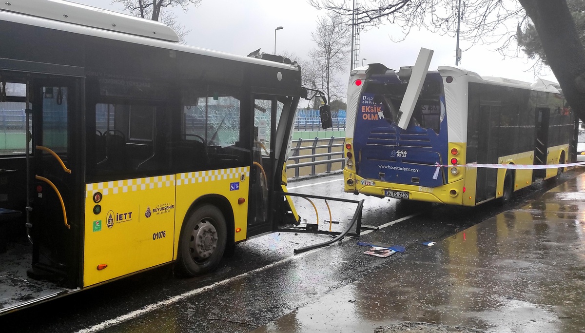 Sarıyer\'de iki İETT otobüsünün çarpışması sonucu 3 yolcu yaralandı