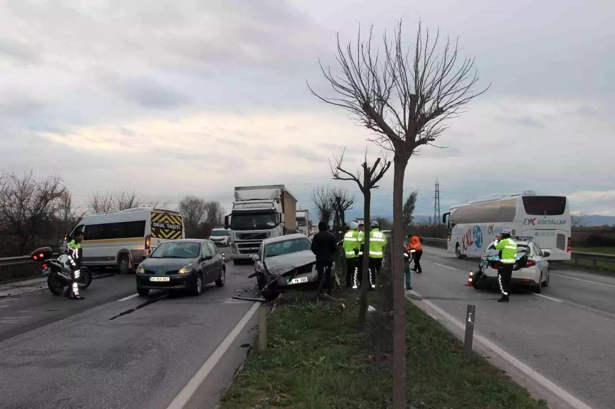 Servis aracı önce polis otosuna ardından otomobile çarptı: 2 yaralı