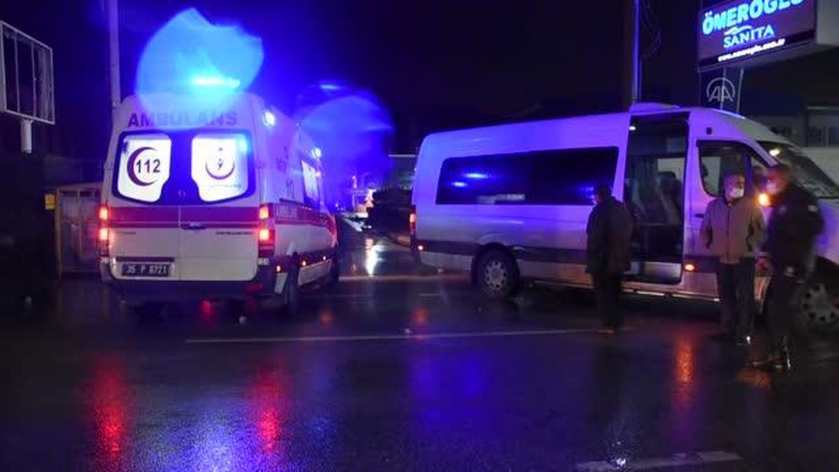 Servis minibüslerinin çarpışması sonucu 3 kişi yaralandı