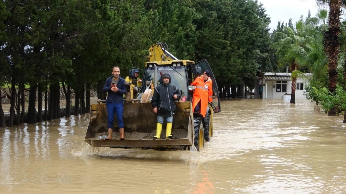 Sular altında kalan tatil sitesinde vatandaşlar bot ve kepçelerle tahliye edildi