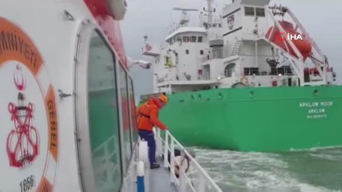 Tahliye talebinde bulunulan gemideki yolcu operasyonla böyle kurtarıldı