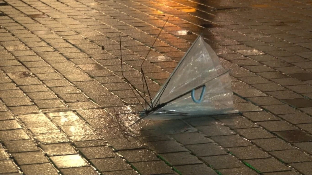 Taksim\'de yağmur ve fırtına vatandaşlara zor anlar yaşattı