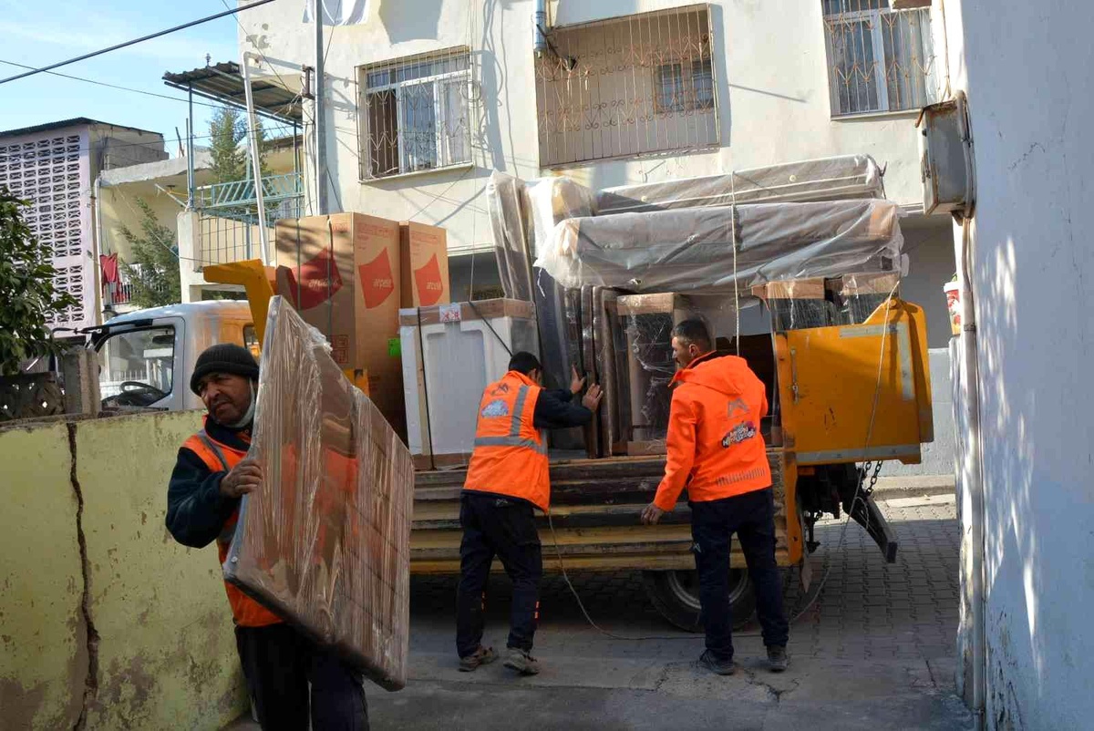 Tarsus\'ta evi yanan 3 aileye eşya desteği