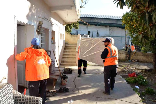 Tarsus'ta evi yanan 3 aileye eşya desteği
