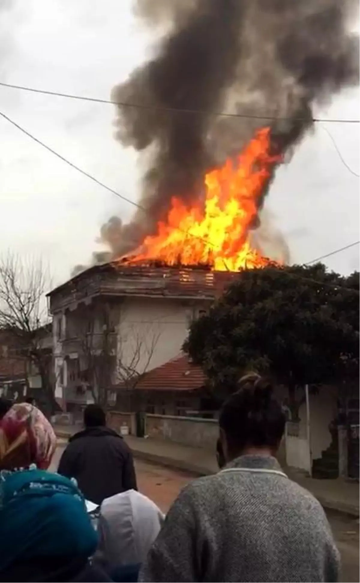 Çatı alev alev yandı