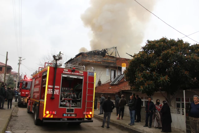 Son dakika... Erbaa'da çıkan yangında evin çatısında hasar oluştu