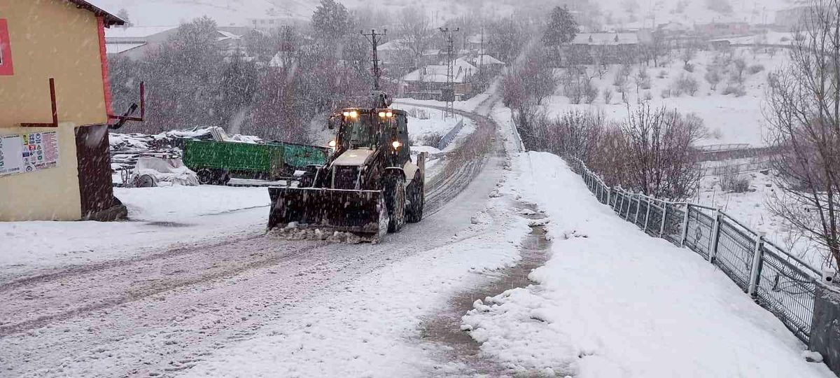 Tunceli Pülümür\'de eğitime kar engeli