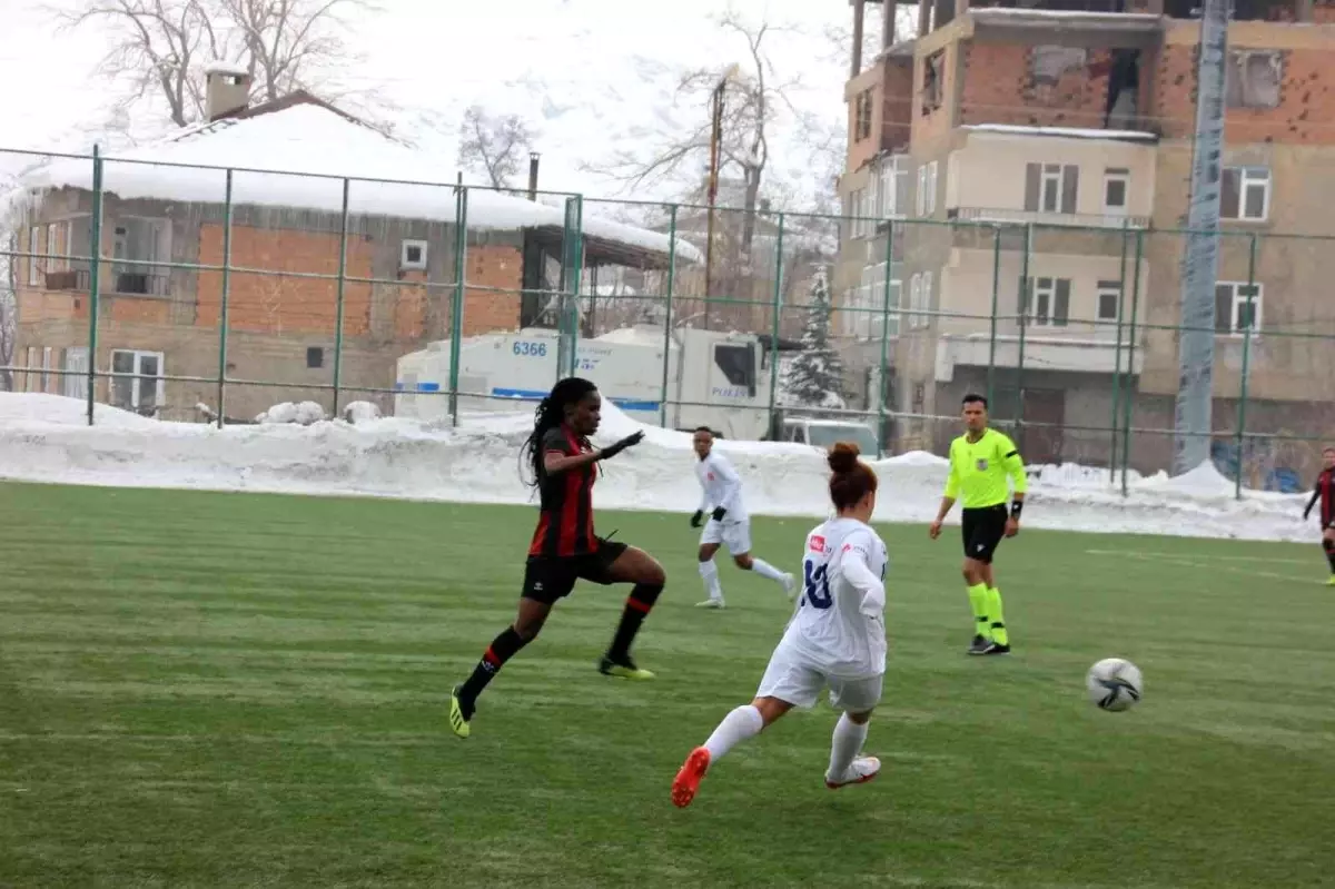 Turkcell Kadın Futbol Süper Ligi: Hakkari Gücü Kadın Takımı: 1 Fatih Karagümrük: 1