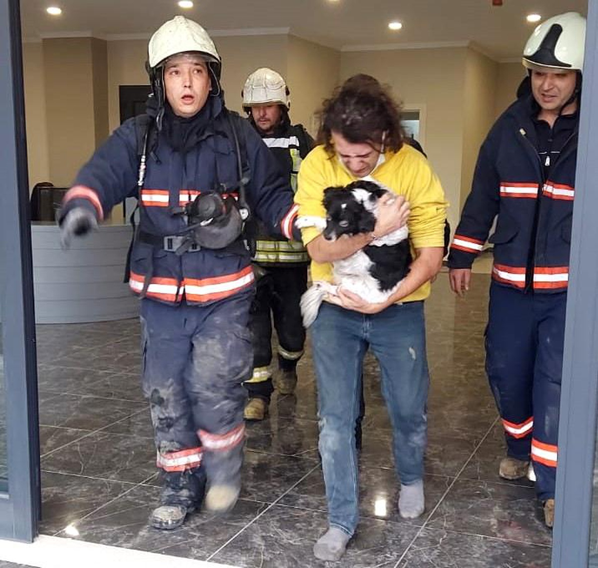 Yangında ayrı düşen köpek ve sahibini itfaiye kavuşturdu