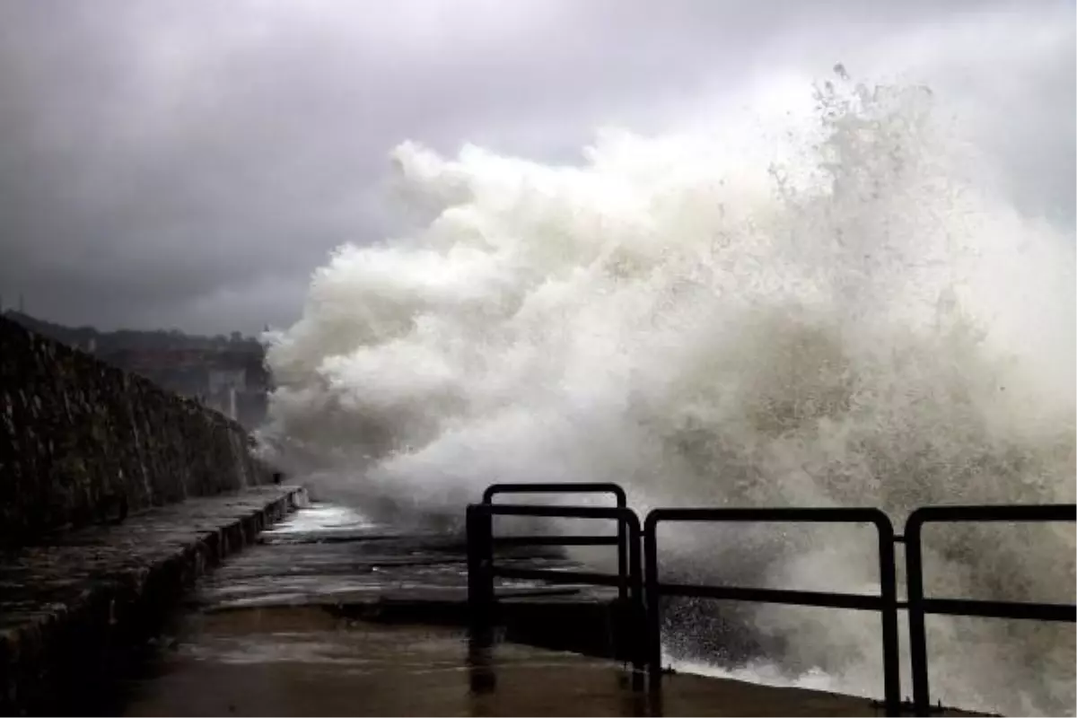 Zonguldak'ta 7 metrelik dalgalar oluştu, balıkçılar denize açılamadı