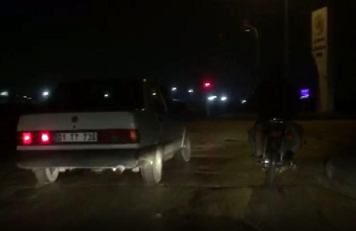 Araç içinden uzattıkları iple motosikleti çekmeye çalışan şahıslar pes dedirtti