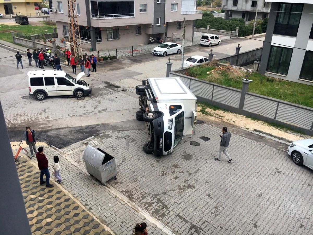Araçla çarpışan kamyonet devrildi, sürücüler yara almadan kurtuldu