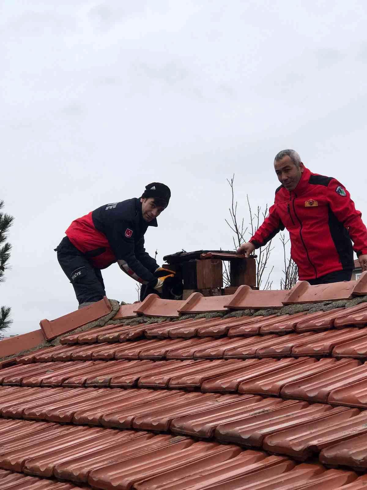 Son dakika... Bacaya sıkışan kediyi itfaiye kurtardı