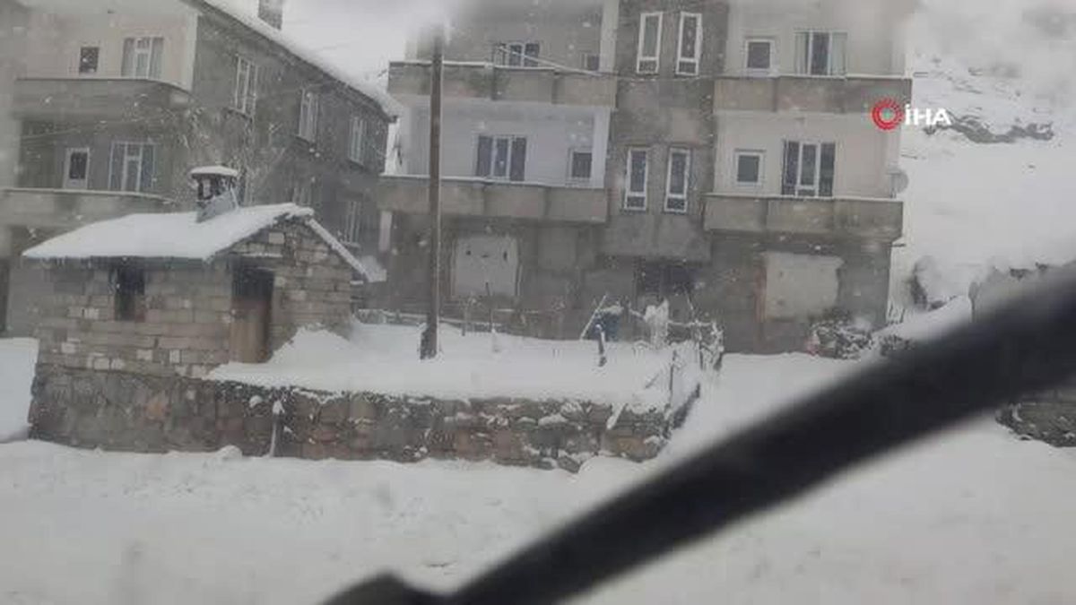 Bahçesaray yolundaki 3 ayrı noktaya çığ düştü