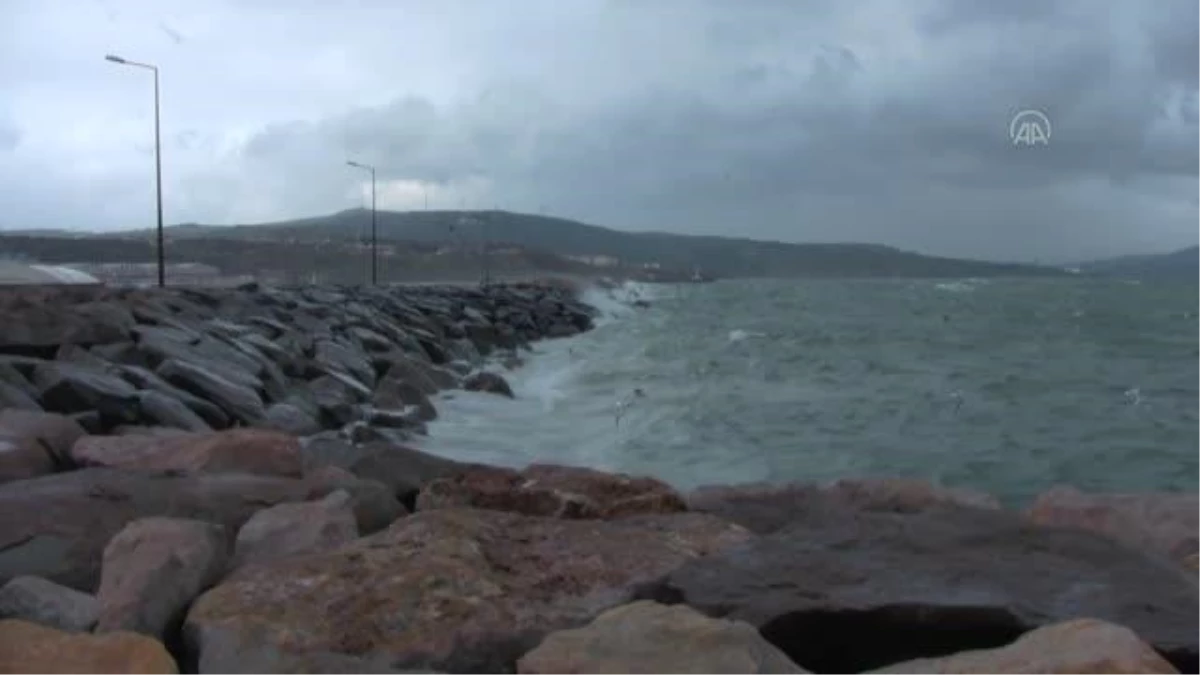 BALIKESİR - Bandırma ve Erdek\'te fırtına nedeniyle balıkçı tekneleri denize açılamadı