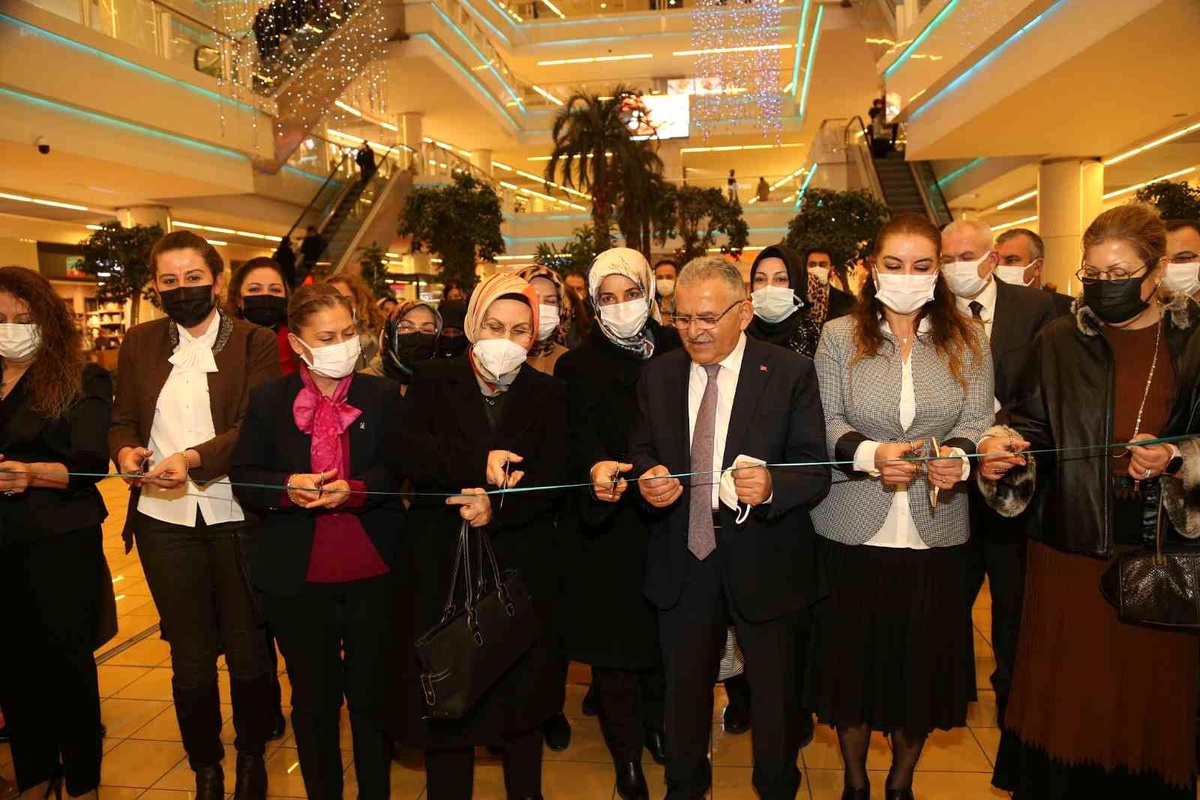 Başkan Büyükkılıç, Özel Tasarım Deri Aksesuarları Sergisi açılışına katıldı