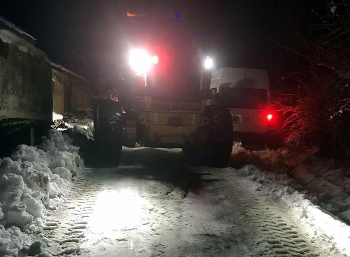 Bitlis\'te kara saplanan minibüsü ekipler kurtardı