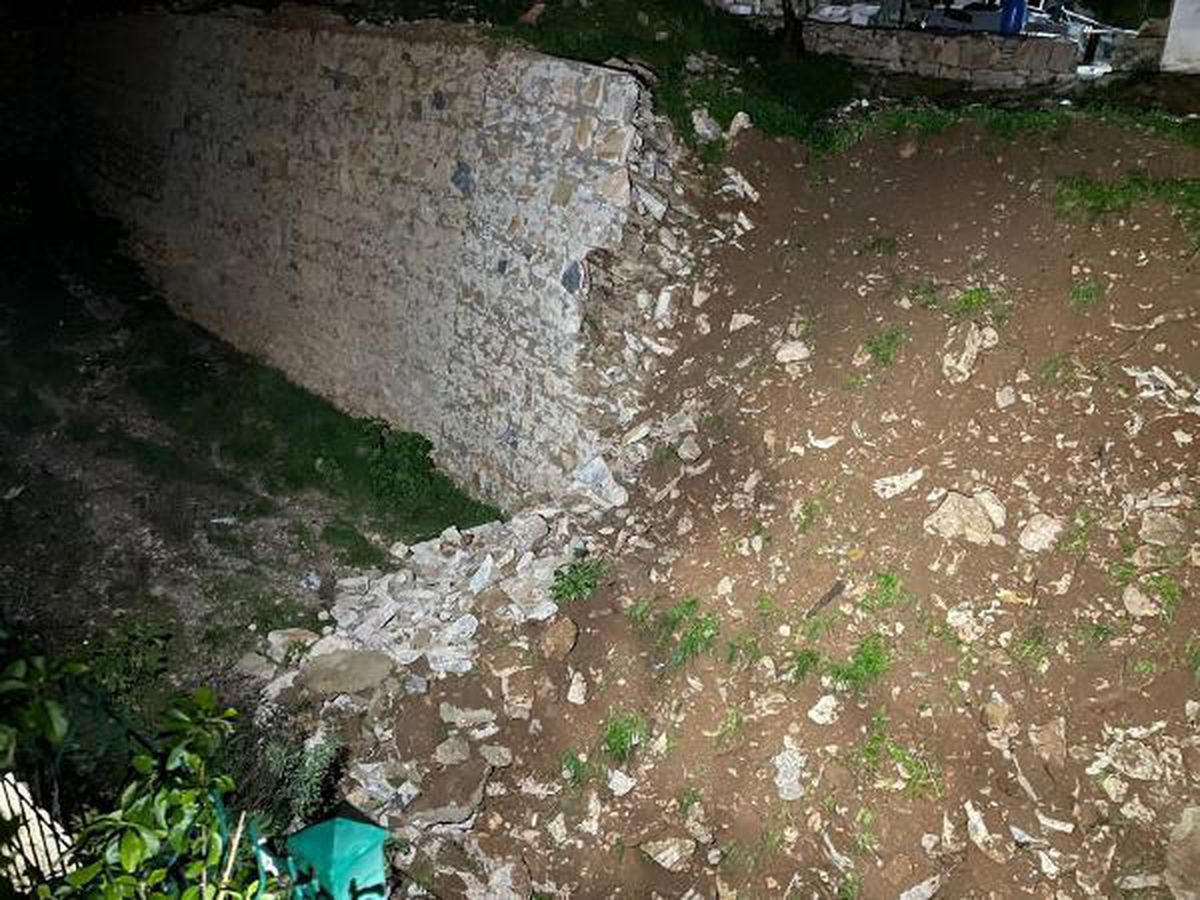 Bodrum\'da istinat duvarı yıkıldı, dere kenarındaki 2 ev tahliye edildi