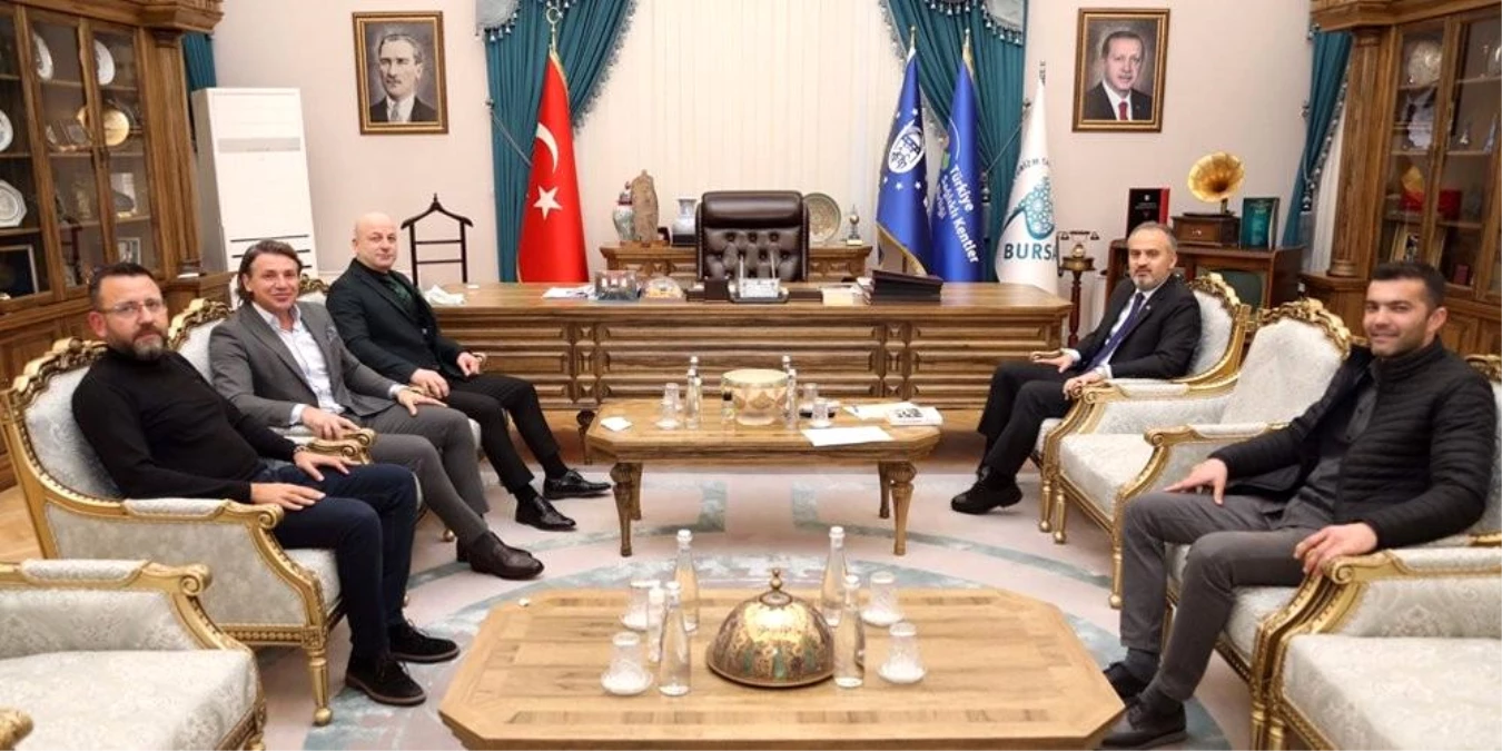 Bursaspor Kulübü, Büyükşehir Belediye Başkanı Alinur Aktaş\'ı ziyaret etti