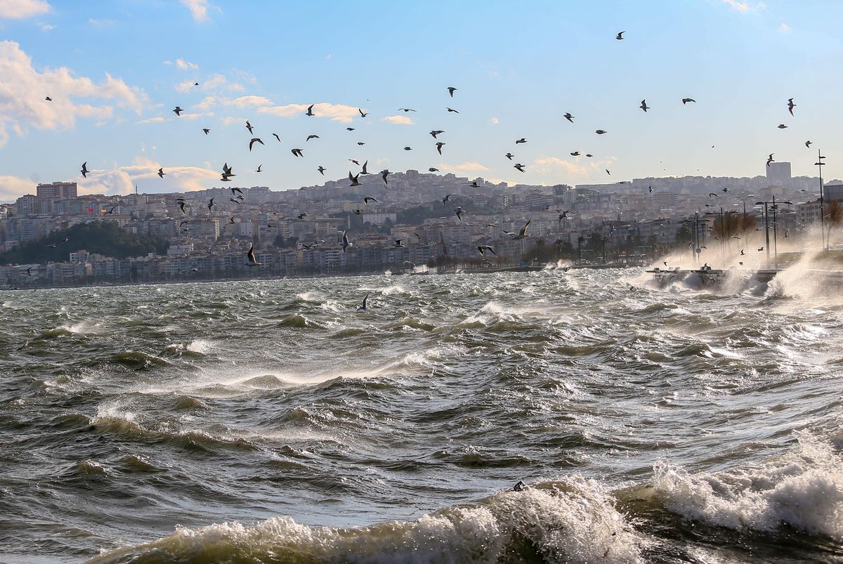 Çeşme'de fırtına nedeniyle 1 tekne battı, 1 tekne alabora oldu