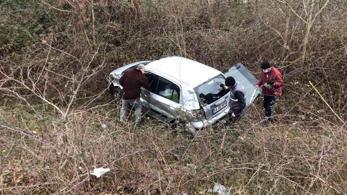 D-140 karayolunda kontrolden çıkan araç tarlaya uçtu: 2 yaralı