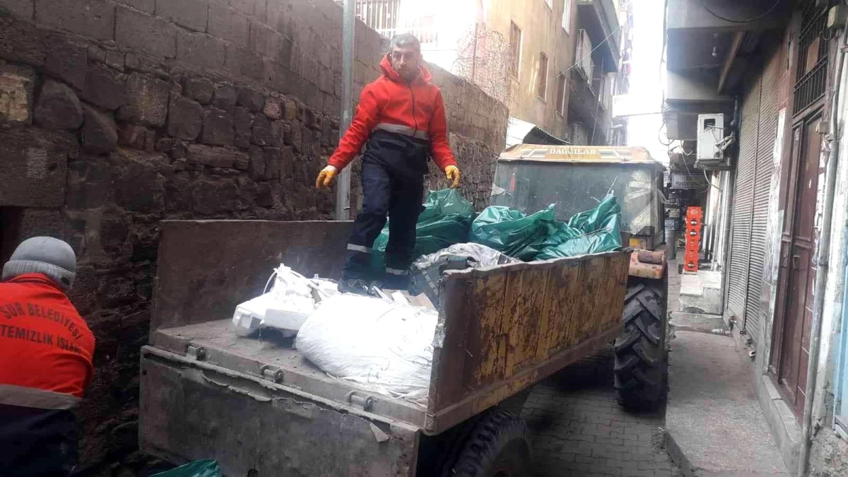 Diyarbakır\'da temizlenen evin avlusundan bir römork dolusu çöp çıktı