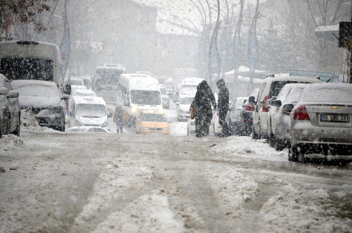 Doğu Anadolu\'daki 4 ilde 120 yerleşim yerinin yolu kapandı