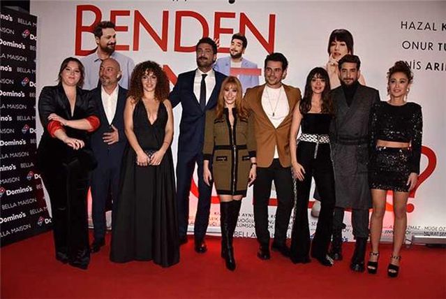 Galada eşini öpücüklere boğdu
