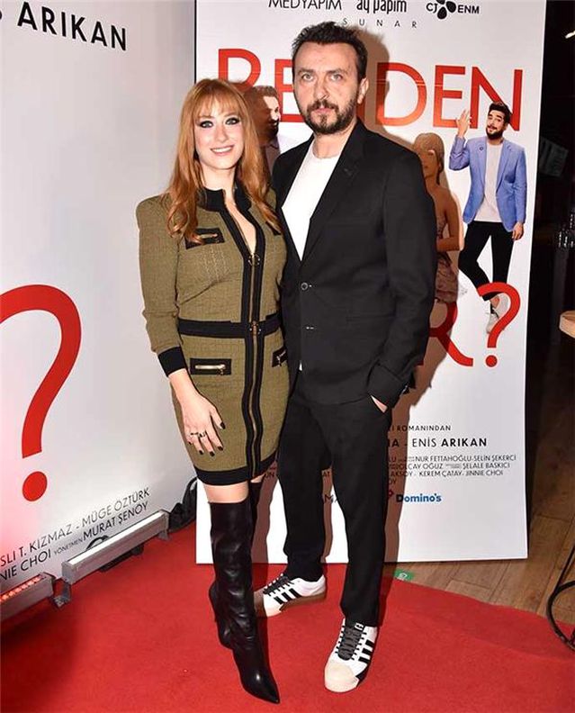 Galada eşini öpücüklere boğdu