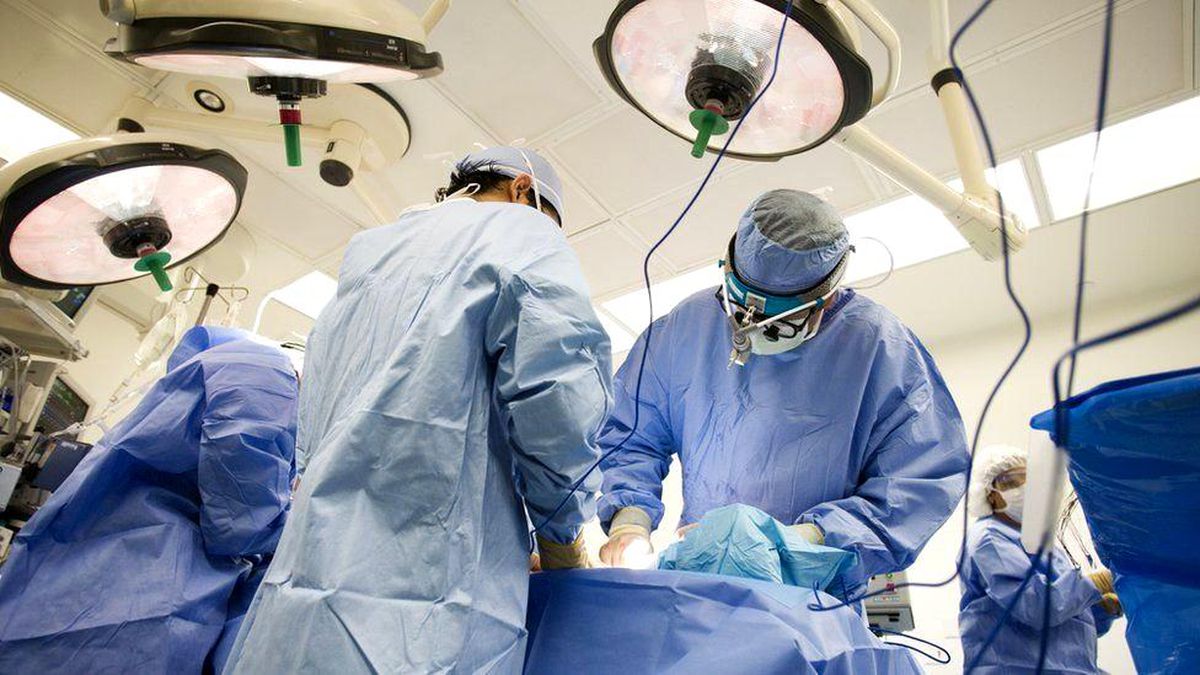 İngiltere\'de 6 milyon kişi hastanede tedavi için sıra bekliyor