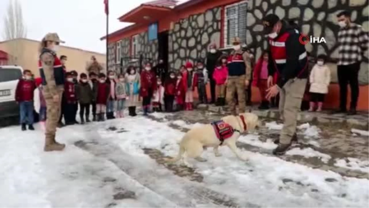Jandarmanın kurtarma köpeğinden çocuklara gösteri