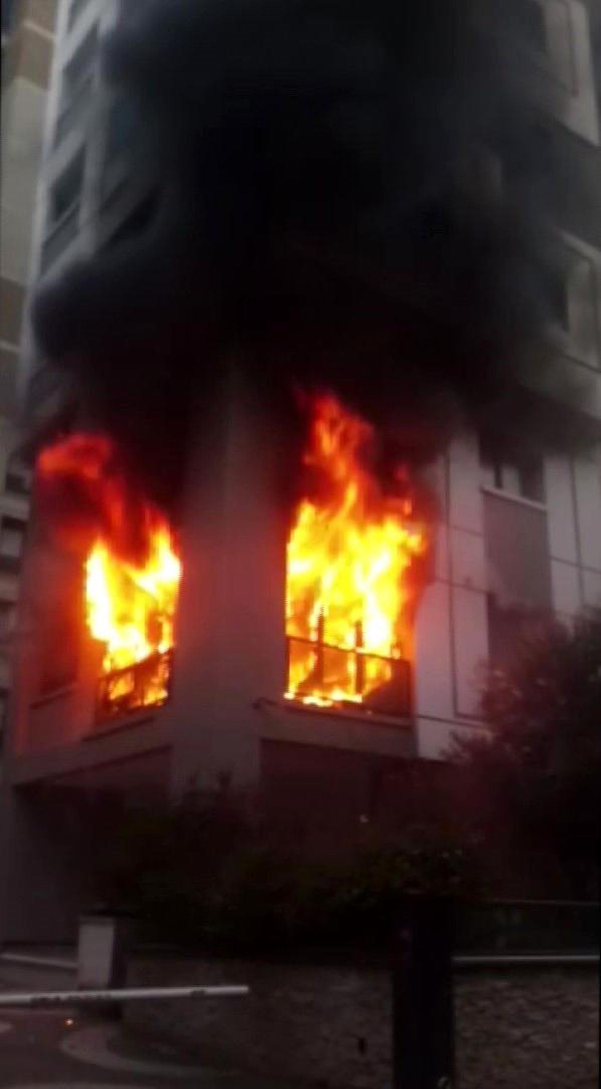 Kadıköy\'de yanan evde mahsur kalan kadın hayatını kaybetti