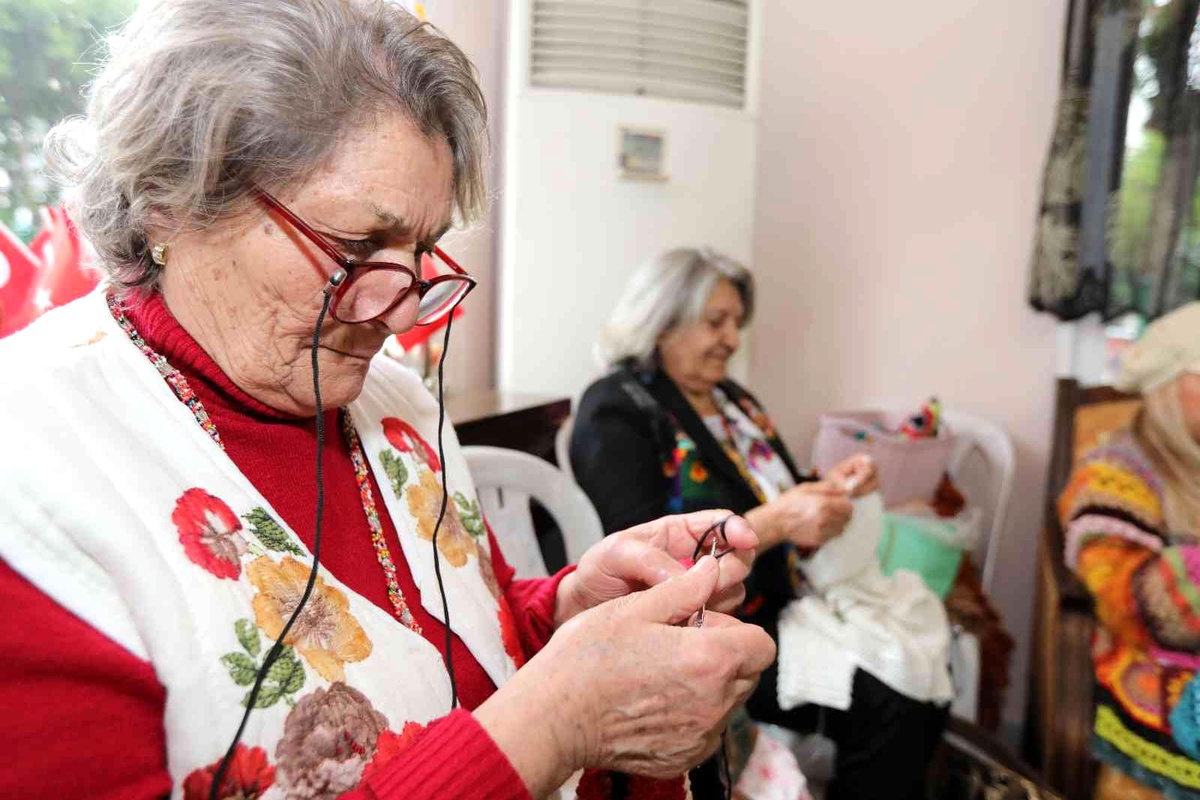 Kadınlar örgü örerek hem stres atıyor hem destek oluyor