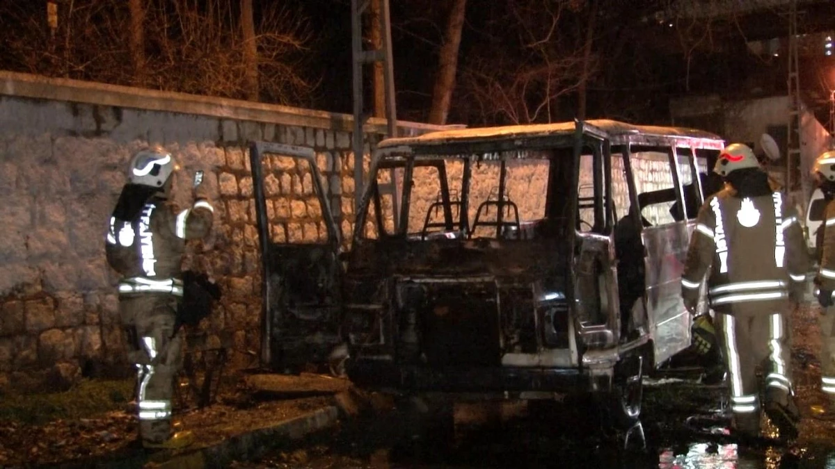 Kağıthane\'de bir kadının köfte sattığı minibüs yandı