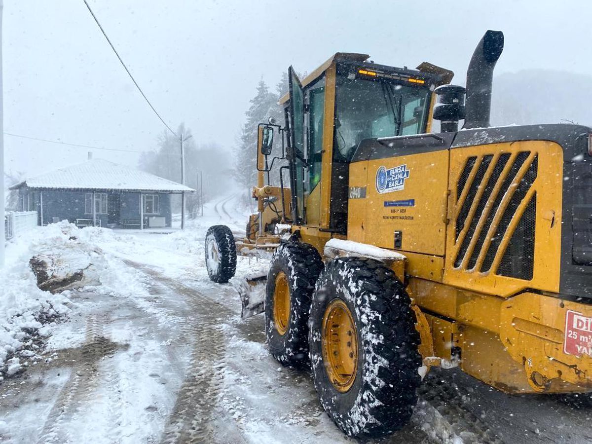 Bursa\'da kardan kapanan 16 kırsal mahallenin yolu açıldı