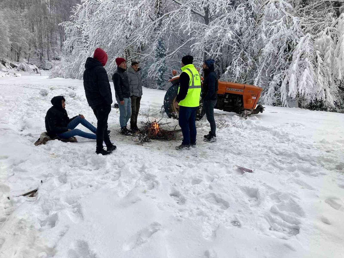 Karla kaplı orman yolunda traktör gezintisi mahsur bıraktı