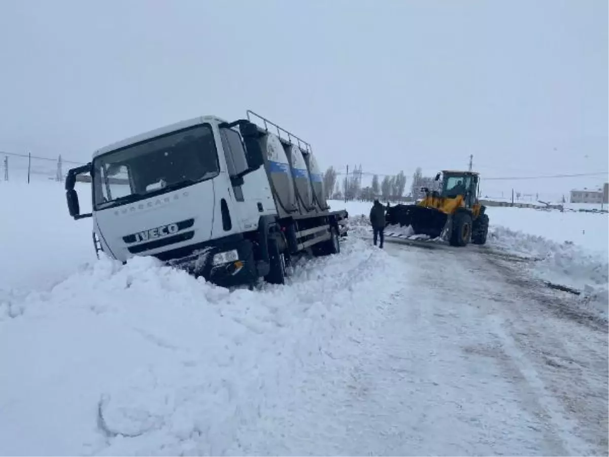 Karlıova'da 22 köy yolu, ulaşıma kapandı (2)