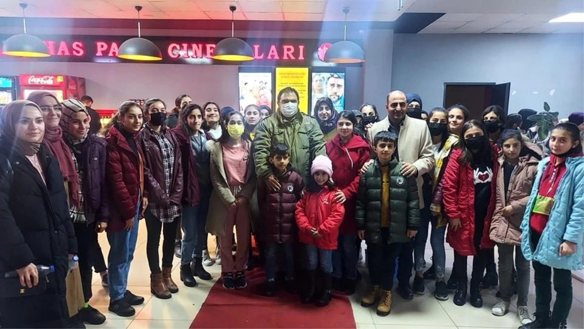 Kaymakam Balcı öğrencilerle sinemada buluştu