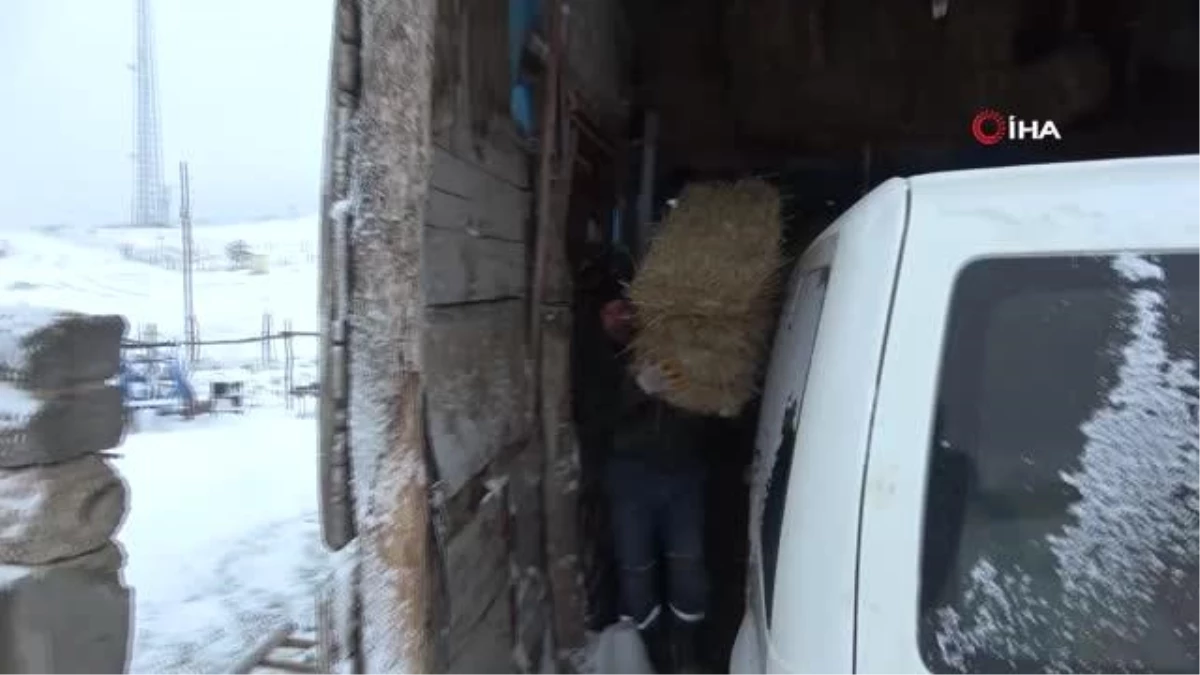 Kış mevsimi köyünde geçiren vatandaşların zorlu mücadelesi