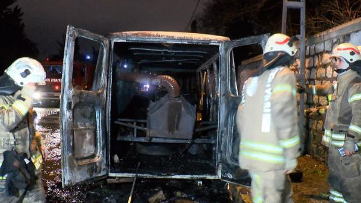 Köfteci olarak kullanılan minibüs yandı, sahibi kundaklandığını söyledi