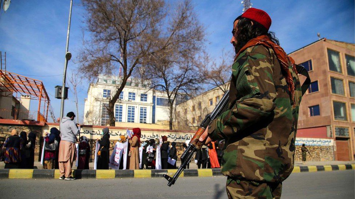 Korku içindeki Afgan öğretmenler Taliban\'dan saklanmaya devam ediyor