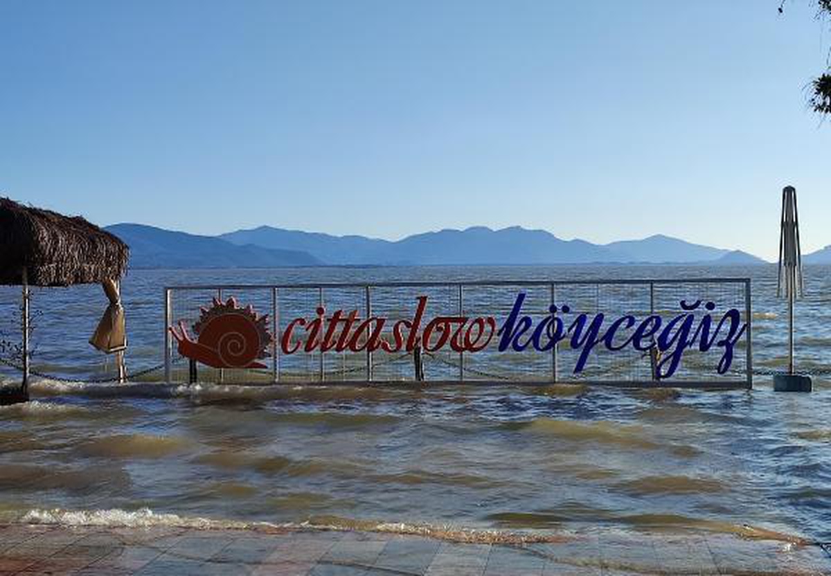 Köyceğiz Gölü taştı, restoran ve kafeler su altında kaldı