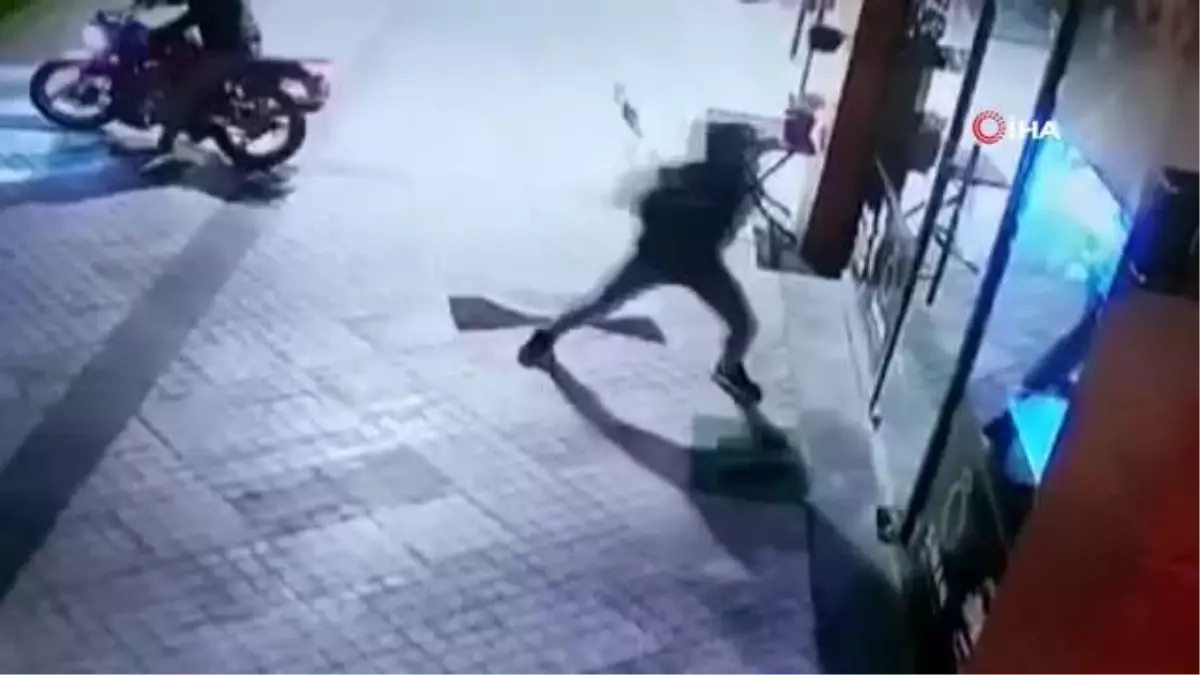 Kuyumcunun kapısını balyozla kırdılar... O anlar kamerada