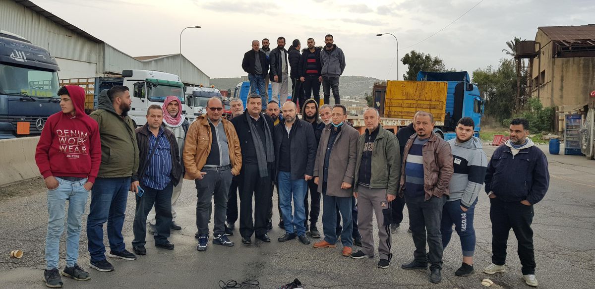 Lübnan\'da ticari araç sahipleri yol kapatma eylemi düzenledi