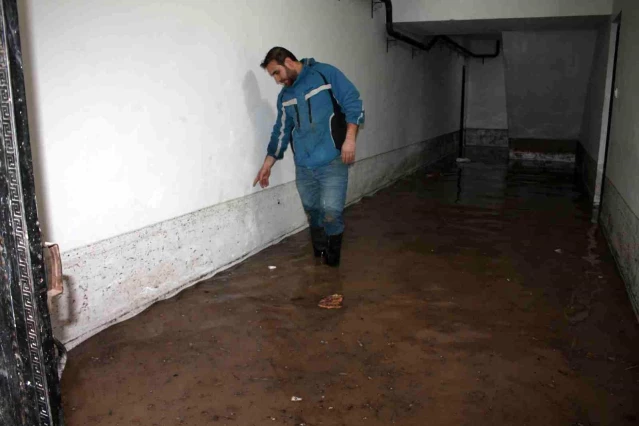 Midyat'ta evleri su bastı, vatandaş alt yapı yetersizliğinden şikayetçi