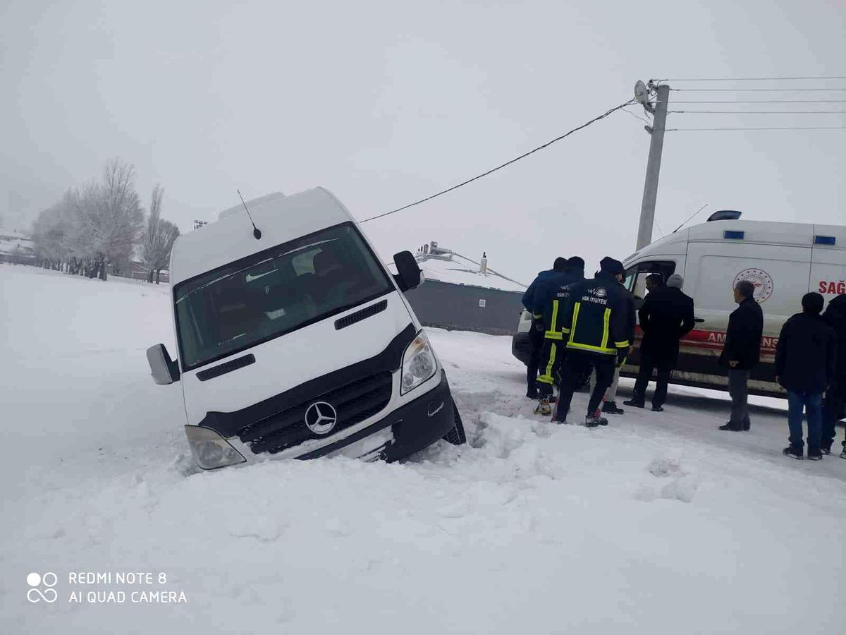 Minibüs kontrolden çıktı: 1 yaralı