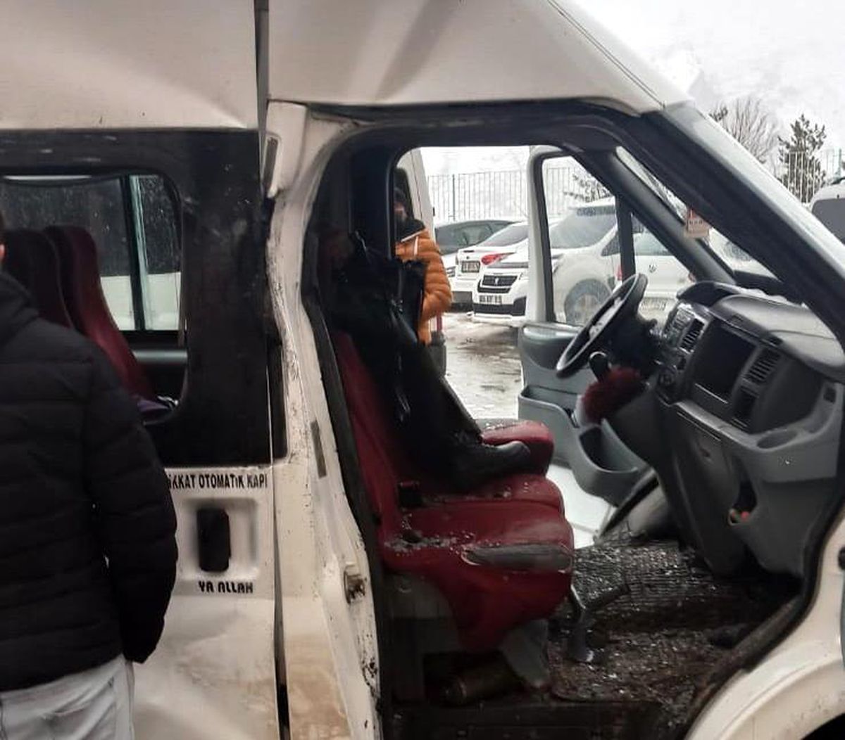 Minibüsün üzerine kaya düştü: 3 yaralı